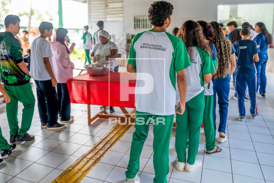 Distribuição de merenda aos alunos no Colégio Estadual Professor Sebastião Pedrosa