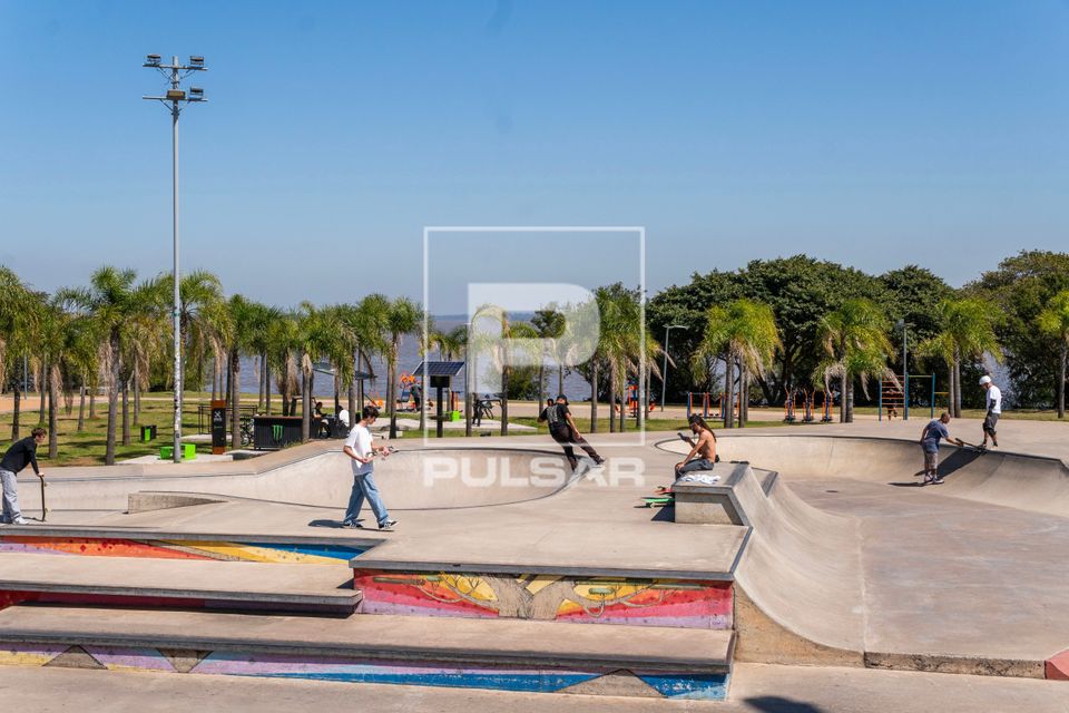 Jovens na pista de skate no Parque Marinha do Brasil 
