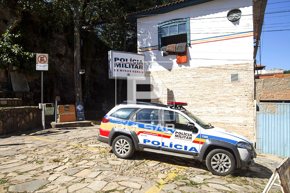 Viatura em frente à delegacia de polícia - | Pulsar Imagens | Banco imagens do Brasil
