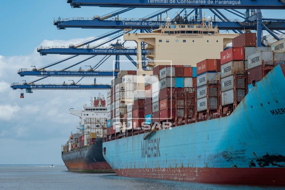 Navios mercantes atracados no TCP Terminal de Contêineres do Porto de Paranaguá - Baía de Paranaguá