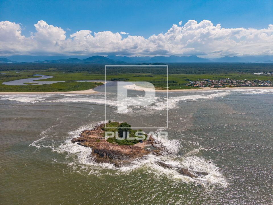 Vista de drone da Ilha do Saí - foz do Rio Saí-Guaçu divisa dos estados de Santa Catarina à direita e Para