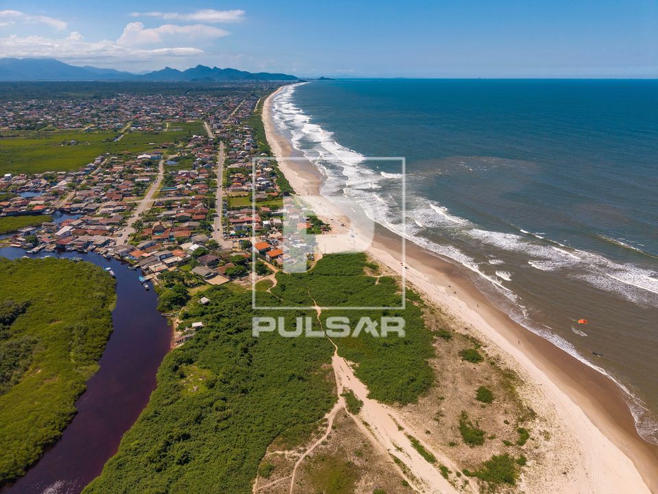 Vista de drone do Rio Saí-Guaçu e praia de Itapoã