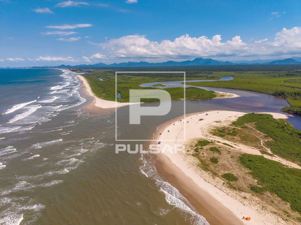 Vista de drone da foz do Rio Saí-Guaçu - divisa dos estados de Santa Catarina e Paraná embaixo