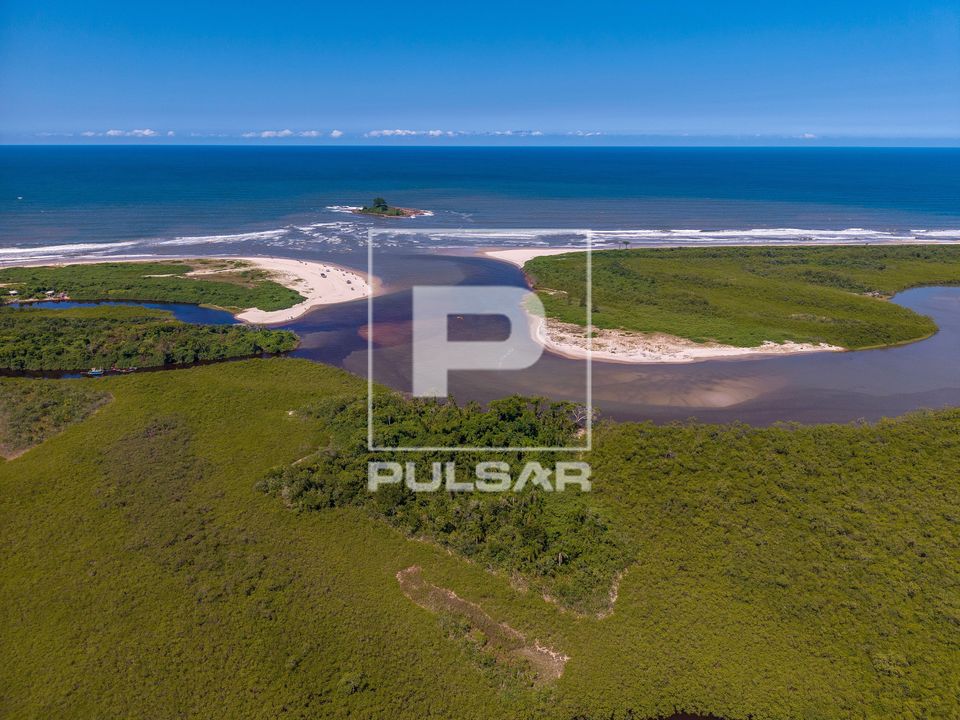 Vista de drone da foz do Rio Saí-Guaçu - divisa dos estados Paraná à direita e Santa Catarina à esquerda