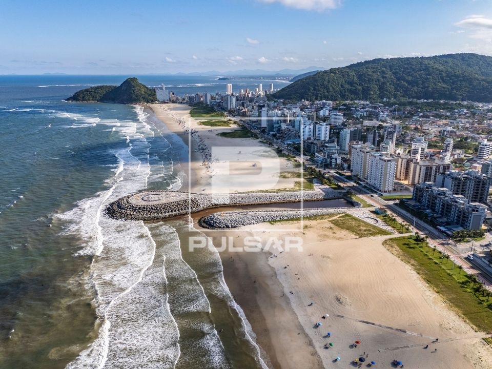 Vista de drone de molhe e morro do Boi ao fundo na Praia Brava de Caiobá