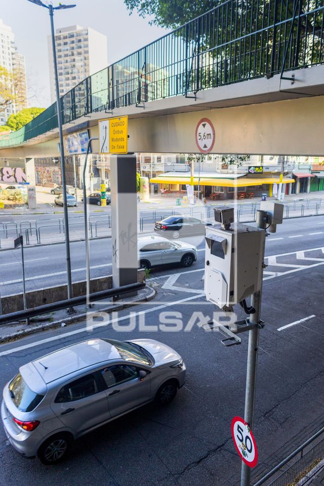 Radar fixo de fiscalização eletrônica e placa de limite de velocidade na avenida Antártica