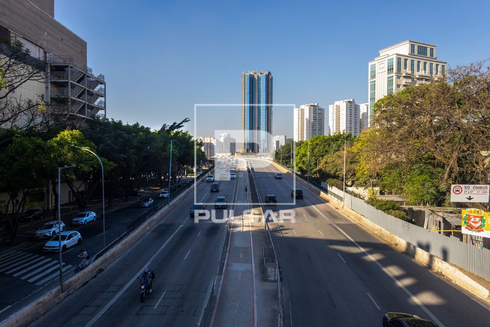 Faixa exclusiva para ônibus nas laterais do Viaduto Antártica e ciclovia bidirecional no canteiro central