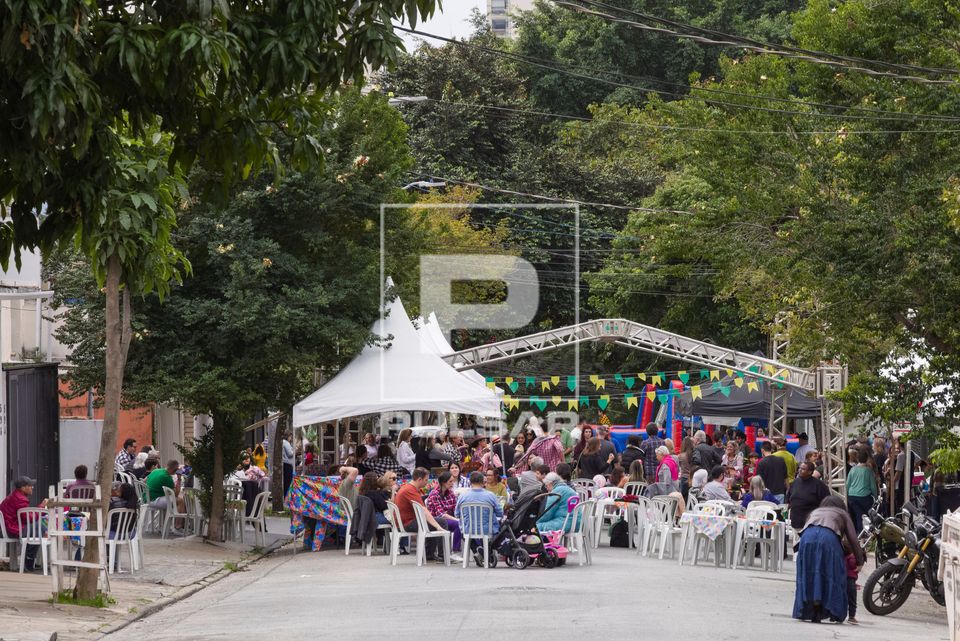 Festa junina escolar em rua do bairro de Perdizes