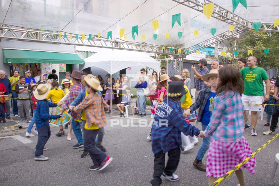 Crianças dançando quadrilha em festa junina escolar em rua do bairro de Perdizes