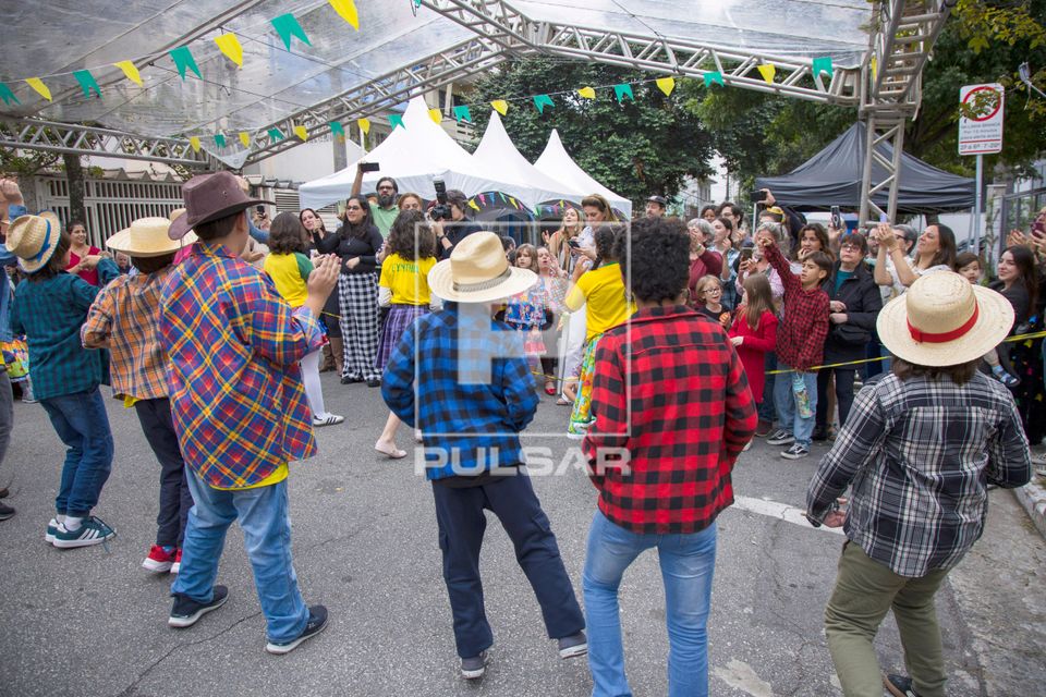 Dança de quadrilha em festa junina escolar em rua do bairro de Perdizes