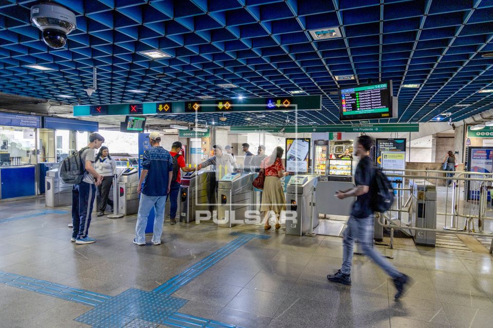 Catracas eletrônicas da estação Santuário Nossa Senhora de Fátima-Sumaré Linha 2-Verde do Metrô