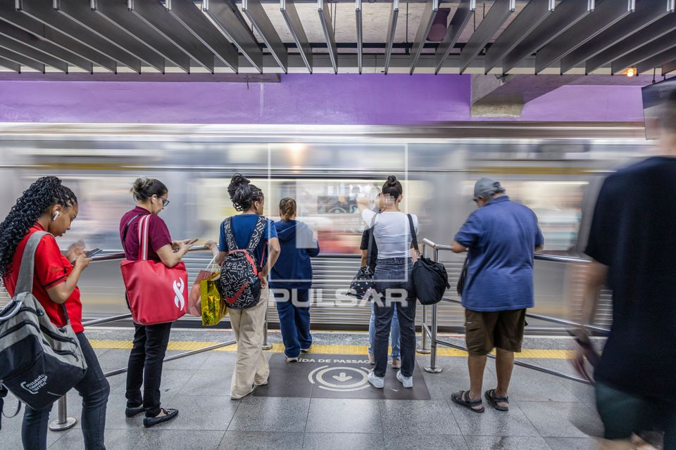 Passageiros aguardam embarque na Linha 2-Verde do Metrô