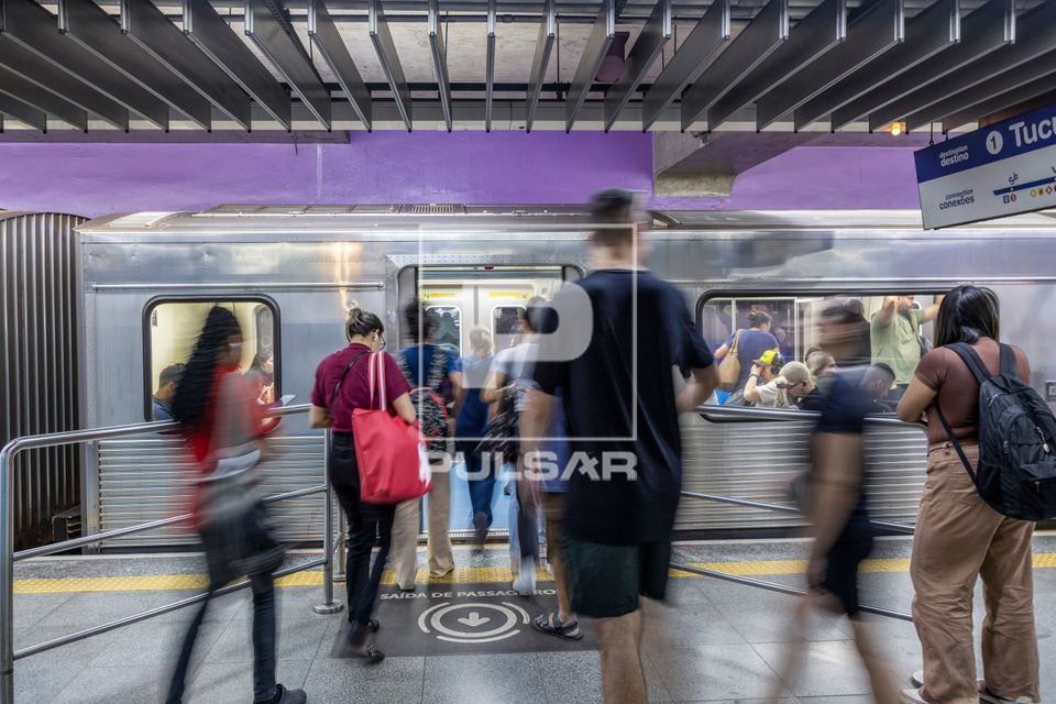 Passageiros embarcando na Linha 2-Verde do Metrô
