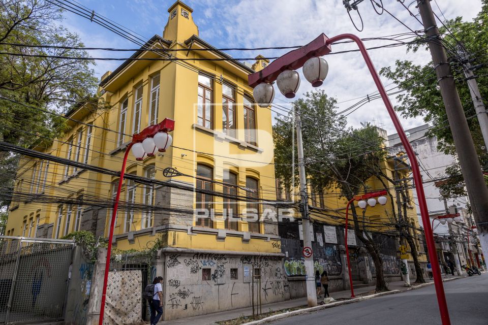 Prédio da antiga Escola Estadual Campos Salles sedido para instalar o Museu Manabu Mabe - bairro da Liberdade