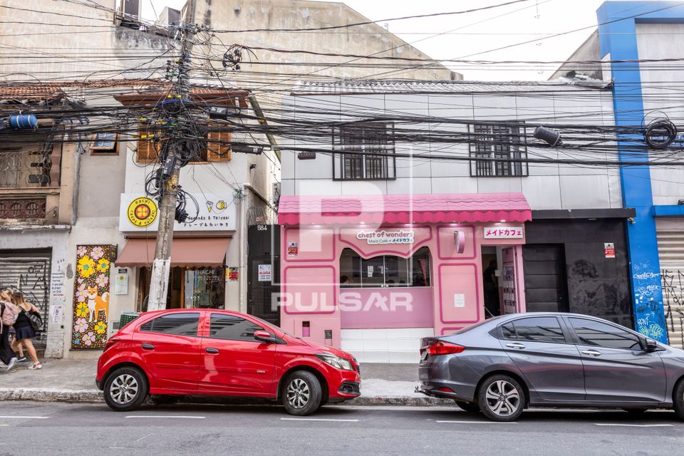Placas com ideogramas japoneses na fachada de cafeteria e de confeitaria no bairro da Liberdade