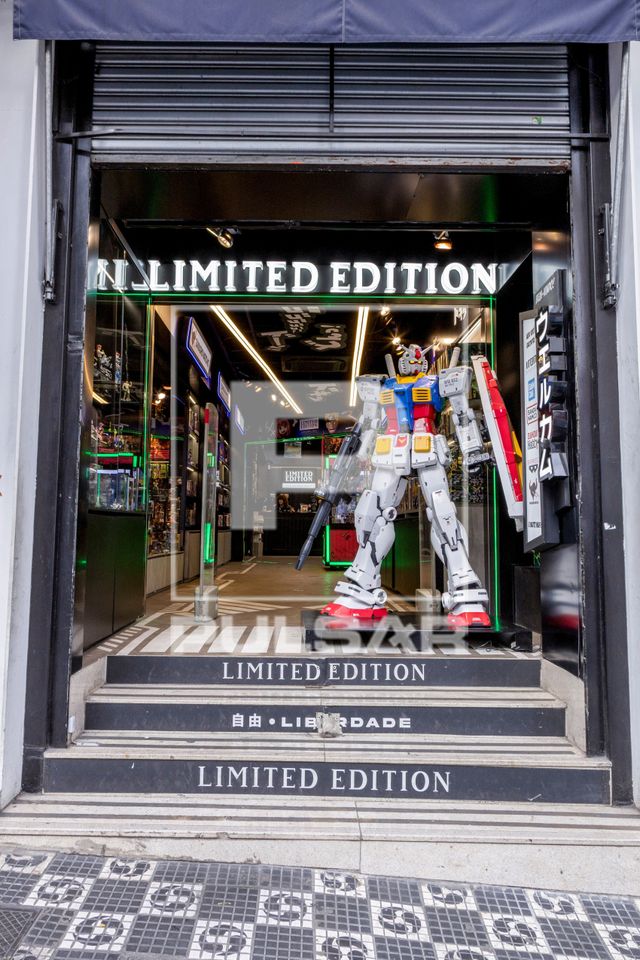 Boneco colecionável do universo geek à venda em loja do bairro da Liberdade - centro da cidade