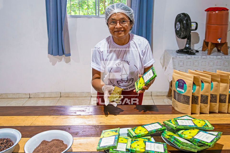 Agricultora de cacau e produtora de chocolates artesanais na comunidade quilombola e ribeirinha de Mangabeira