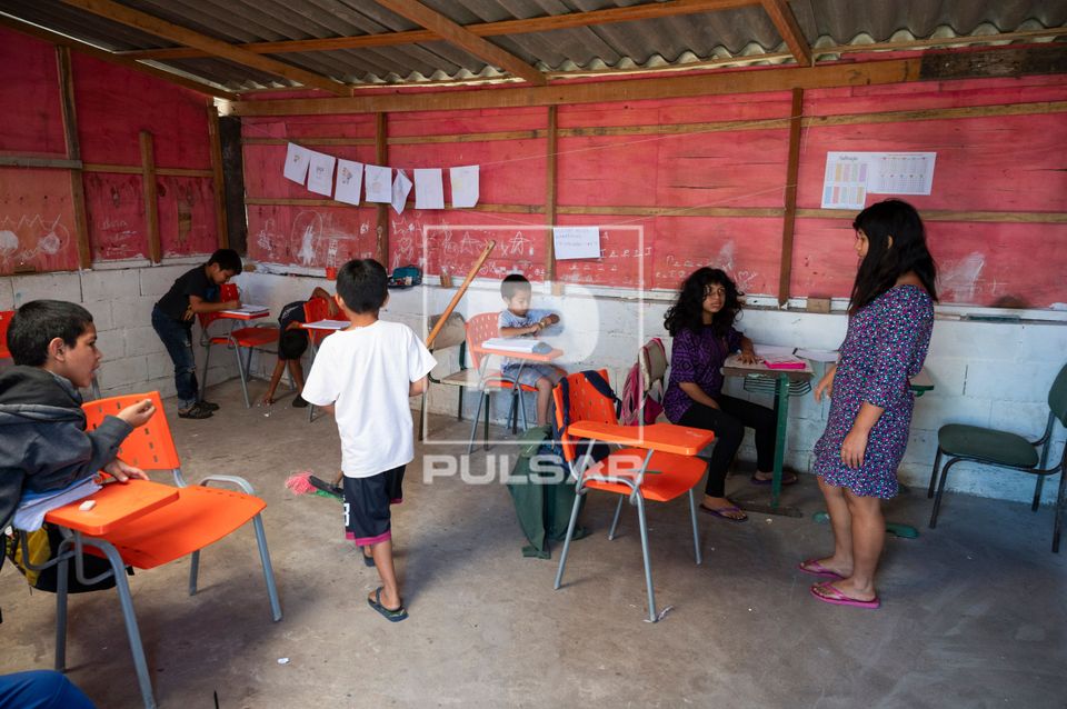Alunos indígenas da etnia Guarani Mbya da Aldeia de Retomada Nhanderekoá em sala de aula da EEI Escola Estad