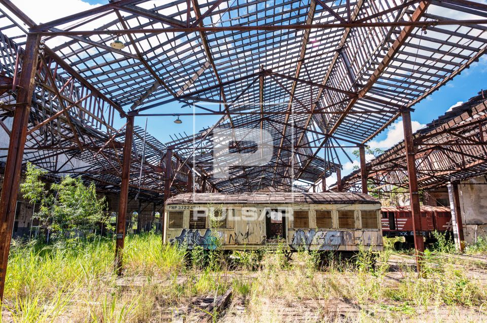 Deterioração de patrimônio ferroviário no Complexo Fepasa