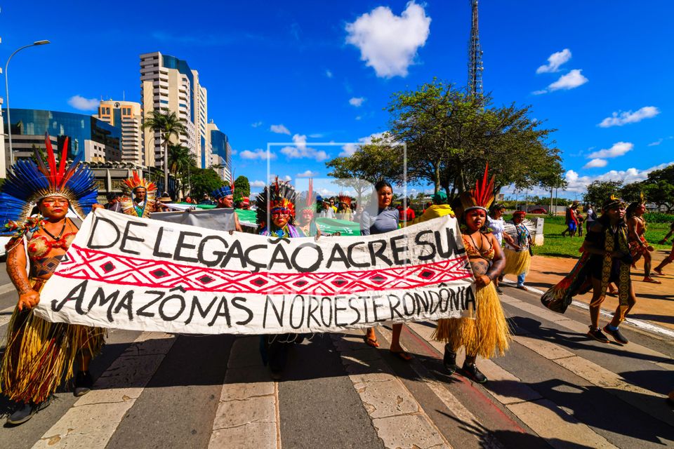 Indígenas do acampamento Terra Livre em ato pela demarcação e contra mineração em terras indígenas