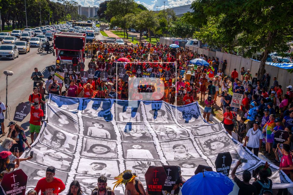 Indígenas do acampamento Terra Livre em ato pela demarcação e contra mineração em terras indígenas na es