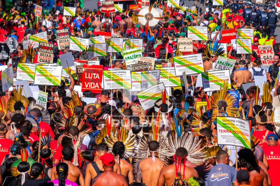 Indígenas do acampamento Terra Livre em ato pela demarcação e contra mineração em terras indígenas na es