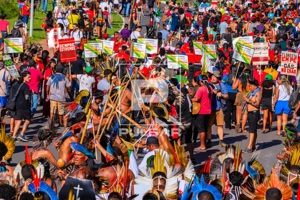 Indígenas do acampamento Terra Livre em ato pela demarcação e contra mineração em terras indígenas na es