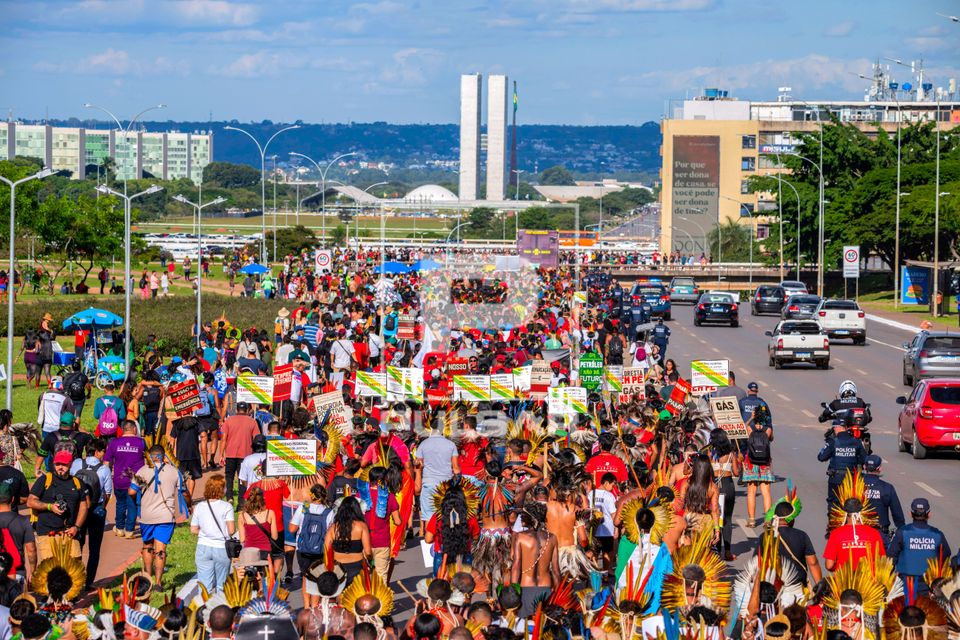 Indígenas do acampamento Terra Livre em ato pela demarcação e contra mineração em terras indígenas na es