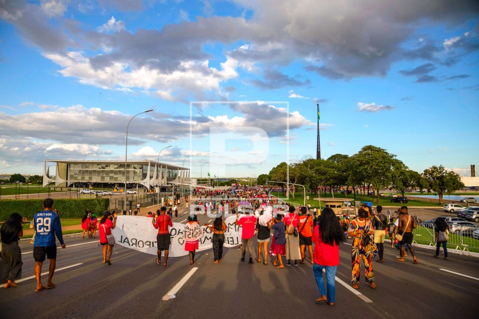Indígenas do acampamento Terra Livre em ato pela demarcação e contra mineração em terras indígenas na es