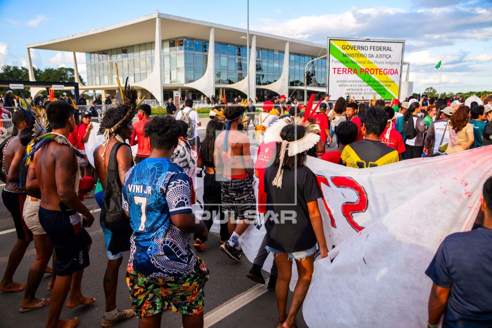 Indígenas em ato pela demarcação e contra mineração em terras indígenas na frente do Palácio do Planalt