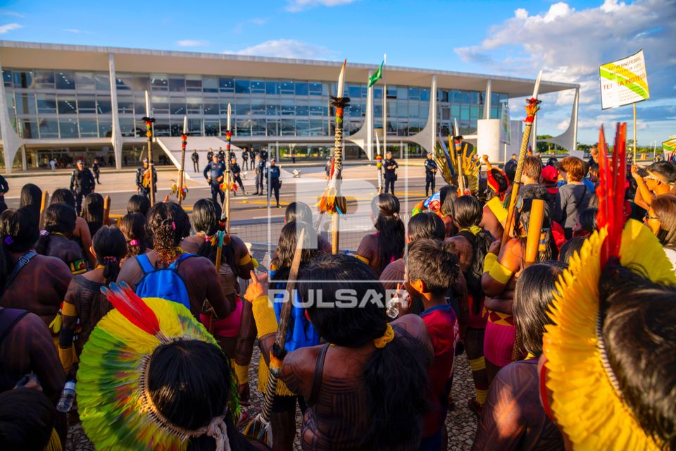 Indígenas em ato pela demarcação e contra mineração em terras indígenas na frente do Palácio do Planalt