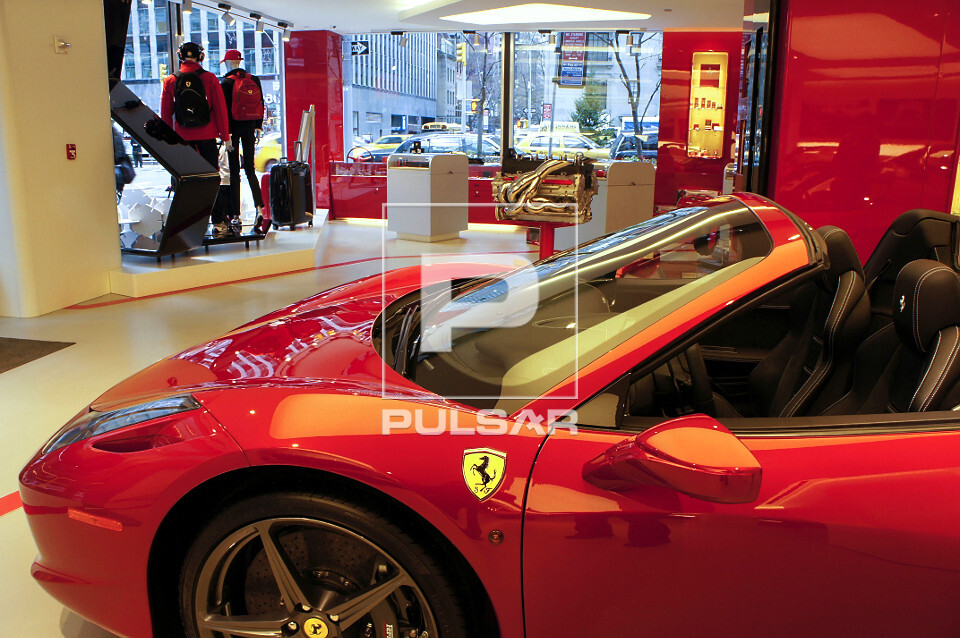 Interior de loja da Ferrari