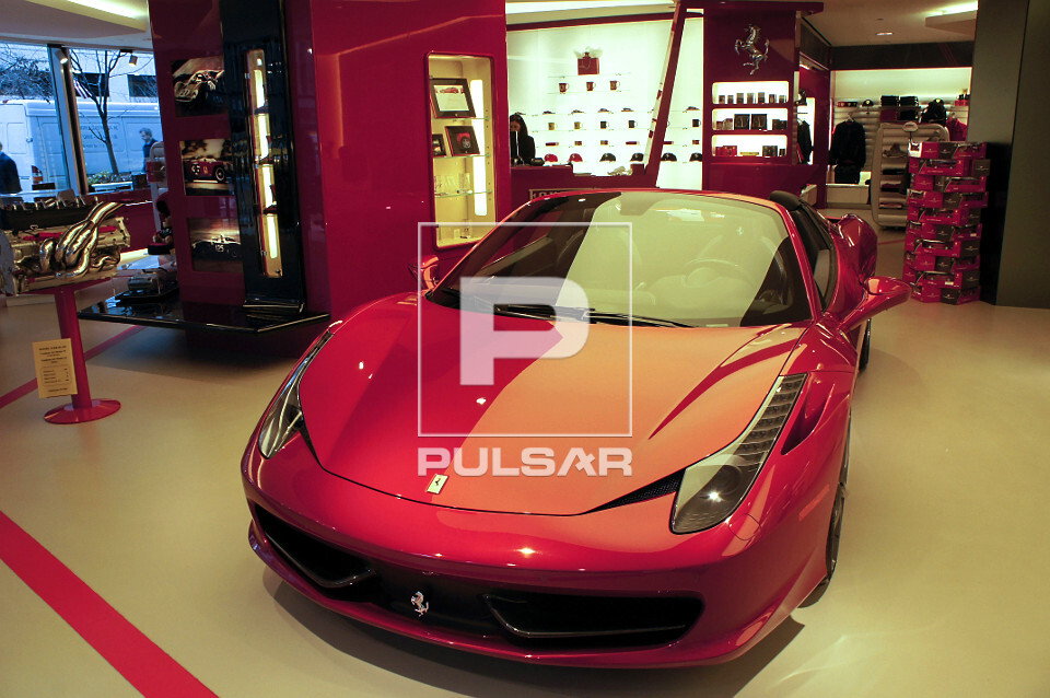 Interior de loja da Ferrari