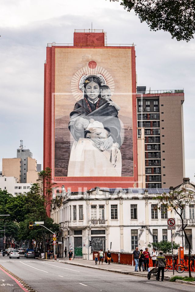 Arte urbana em empena de edifício - obra de Hanna Lucatelli - bairro Liberdade