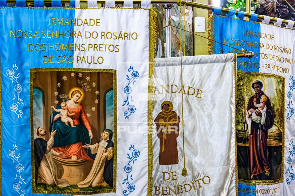 Estandartes de grupos religiosos participantes da celebração dos 300 anos de São Benedito - Largo do Arouch