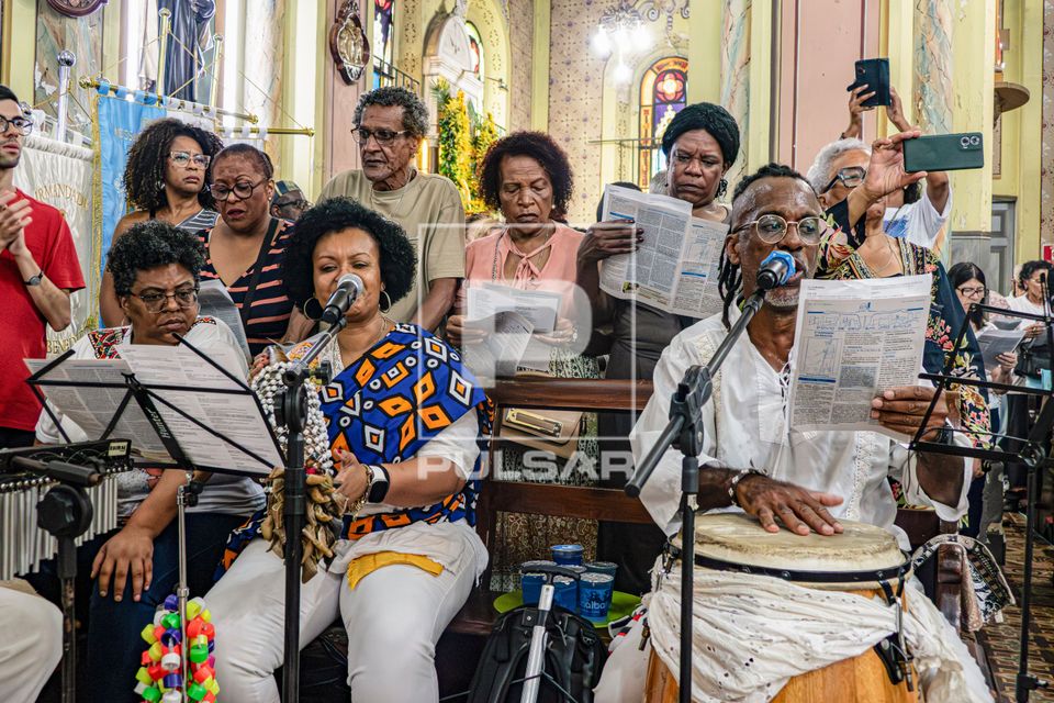 Irmandades na missa em celebração dos 300 anos de São Benedito na Igreja Nossa Senhora do Rosário dos Pret