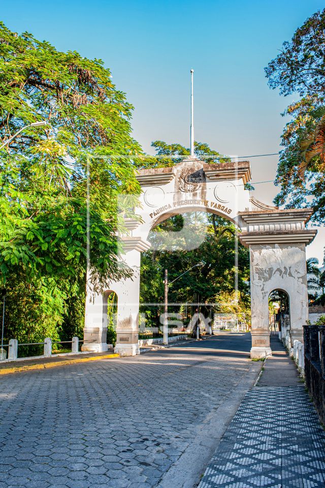 Pórtico da FPV Fábrica Presidente Vargas projetado pelo artísta plástico e escultor Antônio César Dória