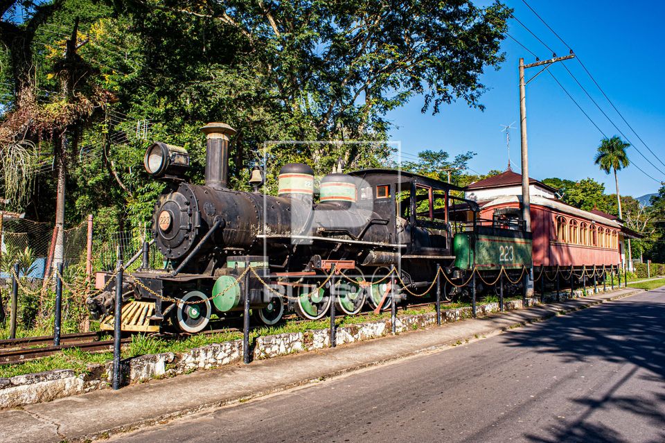 Locomotiva e vagão de trem em exposição na Estação Ferroviária Estrella do Norte - antiga Vila Militar d