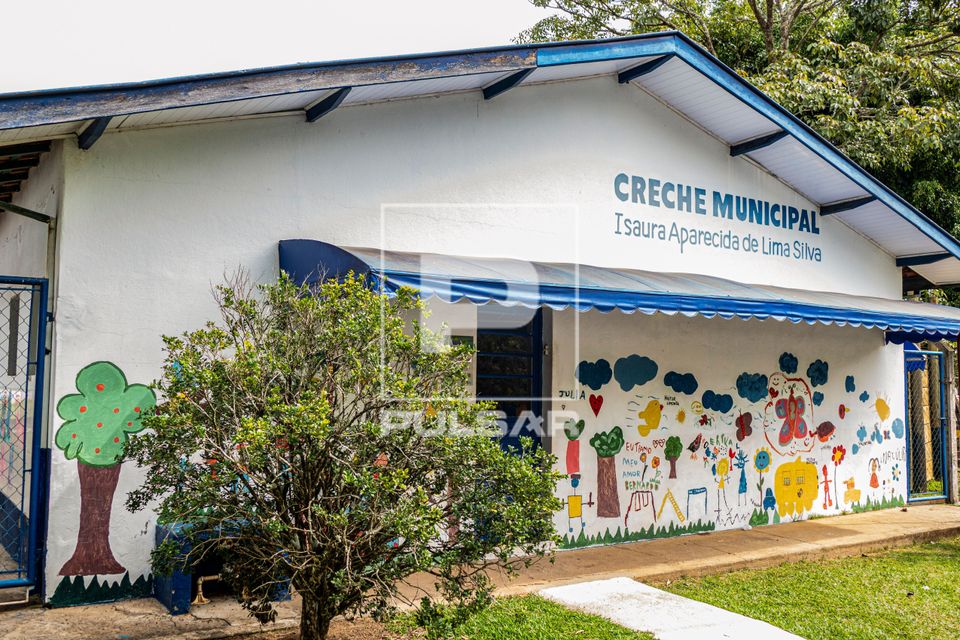 Creche Municipal Isaura Aparecida de Lima Silva com pintura e desenhos feitos por crianças - Bairro do Quilom
