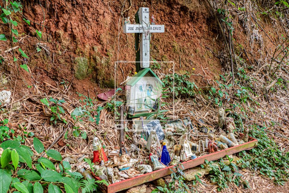 Oratório em memória de falecido na beira de estrada