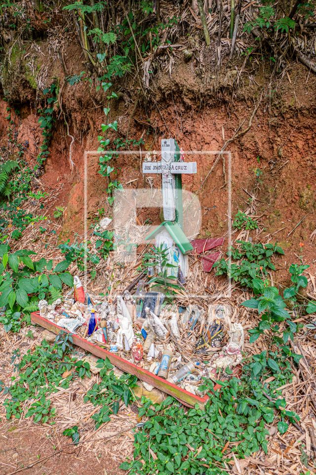 Oratório em memória de falecido na beira de estrada