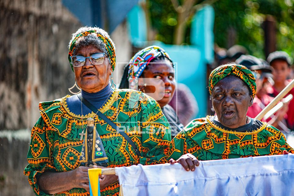 Apresentação da Congada Dona Luzia na Festa do 13 de Maio no Bairro do Quilombo 