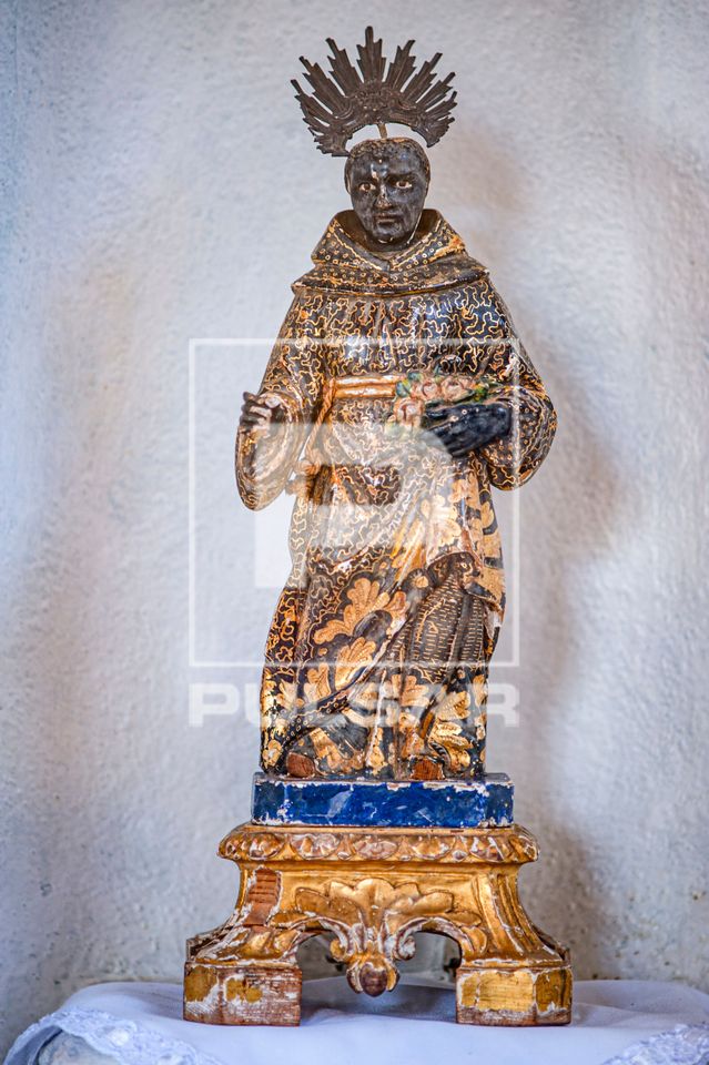 Imagem de São Benedito do século XIX - esculpida em madeira e trabalhada em ouro sobre as vestes pretas na I