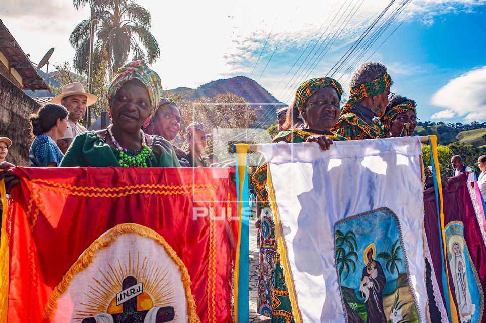 Apresentação da Congada Dona Luzia na Festa do 13 de Maio no Bairro do Quilombo 