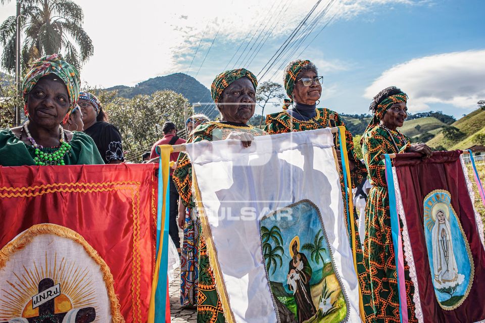 Apresentação da Congada Dona Luzia na Festa do 13 de Maio no Bairro do Quilombo 