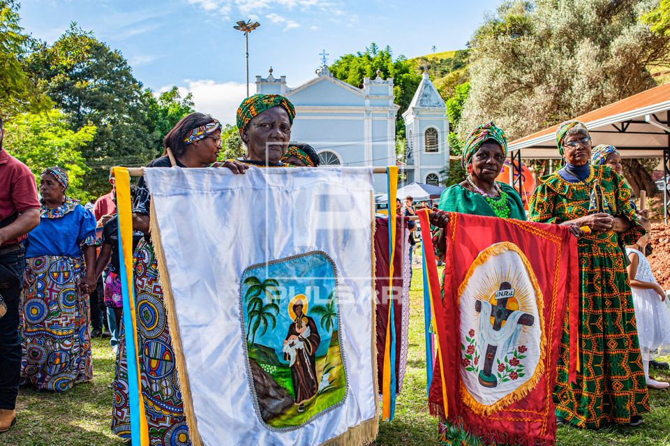 Apresentação da Congada Dona Luzia na Festa do 13 de Maio no Bairro do Quilombo 