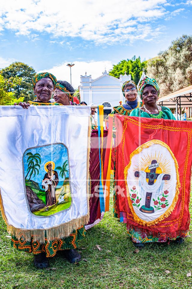 Apresentação da Congada Dona Luzia na Festa do 13 de Maio no Bairro do Quilombo 