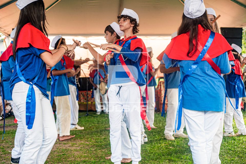 Apresentação do Grupo Moçambique Vila Esperança na Festa do 13 de Maio no Bairro do Quilombo 