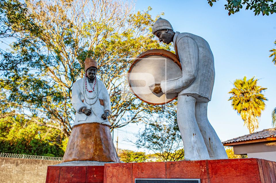Monumento em homenagem ao Samba de Roda e Samba de Bumbo - obra de Ruy Sauerbronn  na Praça Aurora Sudário