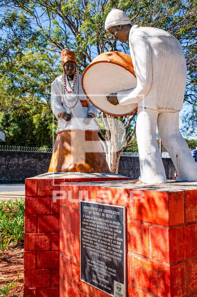 Monumento em homenagem ao Samba de Roda e Samba de Bumbo - obra de Ruy Sauerbronn  na Praça Aurora Sudário